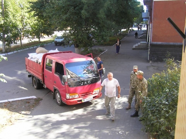 Жителі села Петрове передали 3 тонни продуктів волонтерам