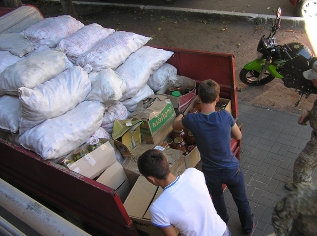 Жителі села Петрове передали 3 тонни продуктів волонтерам