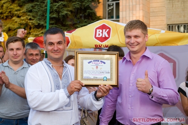 Найдовшу напівкопчену ковбасу презентували на "Святі ковбаси" у Світловодську