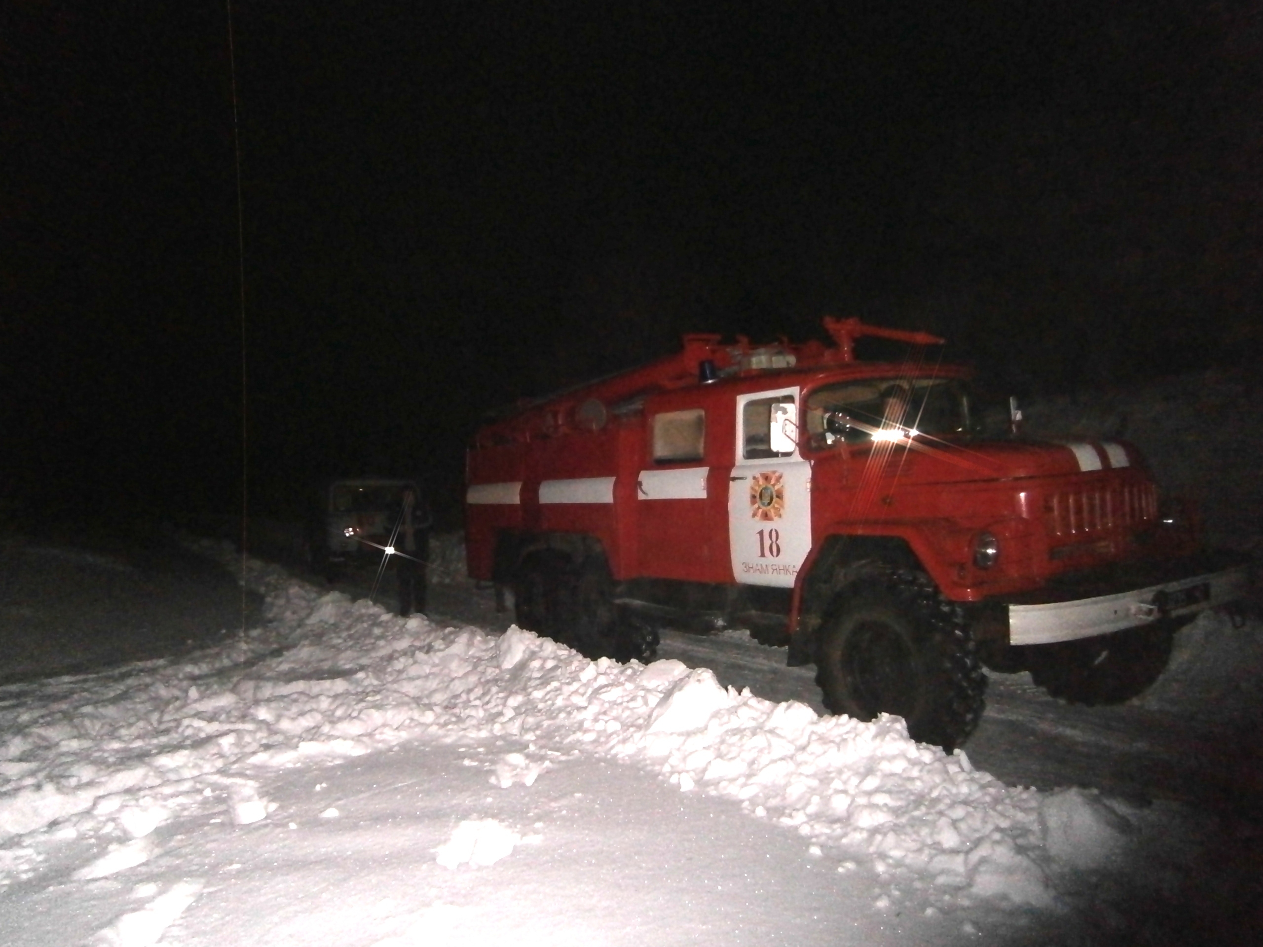 За минулу добу зі снігових заметів було вилучено 16 транспортних засобів