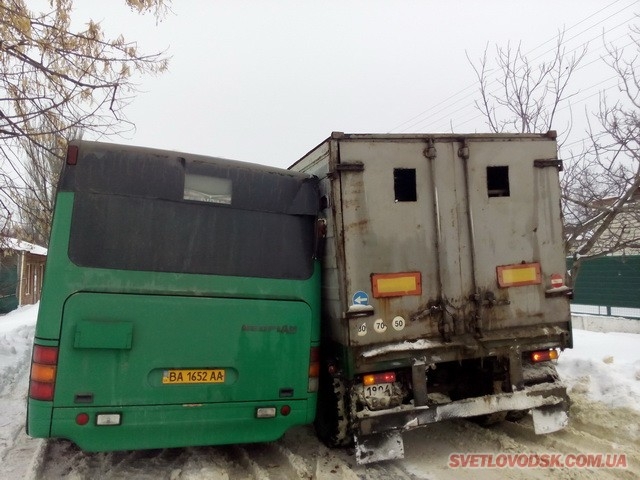 ДТП у Світловодську: Камаз не роз’їхався з автобусом 