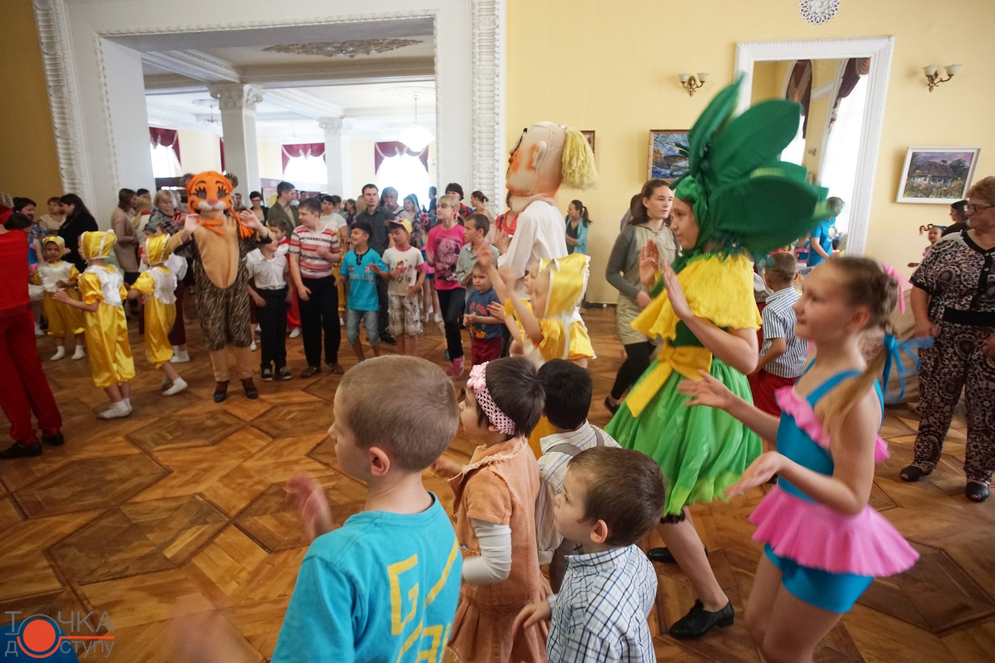 Від захвату очі горять – у кіровоградській філармонії розважаються діти з усіх куточків області 