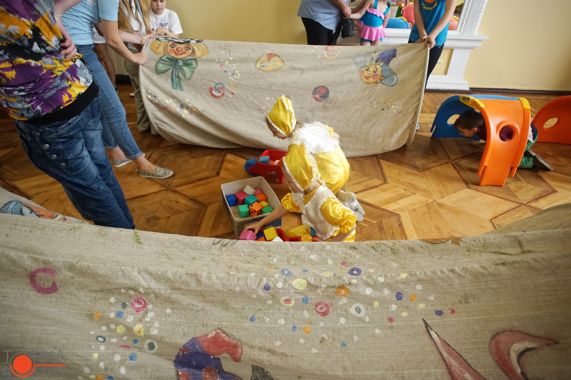 Від захвату очі горять – у кіровоградській філармонії розважаються діти з усіх куточків області 