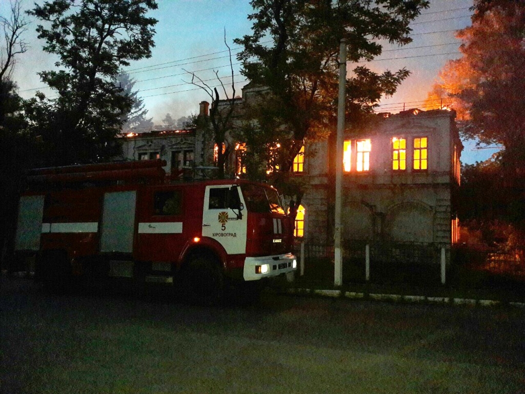 Новгородка: рятувальники загасили пожежу в будівлі профтехучилища