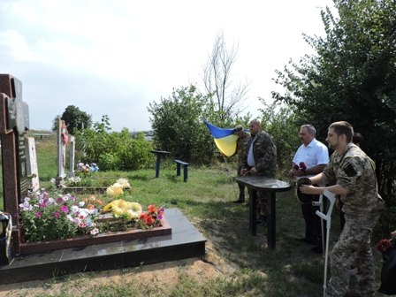 Живі квіти лягли до могил загиблих в зоні проведення антитерористичної операції