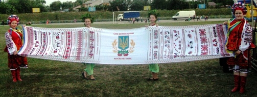5-ти метровий рушник вишили новгородківські майстрині до Дня незалежності України 