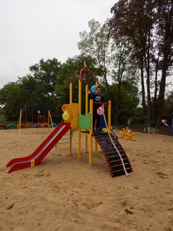 До 25-ї річниці незалежності України у селі Макариха відкрився дитячий ігровий майданчик