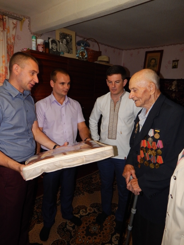 Керівники району привітали з 90-річним ювілеєм Сергія Карповича Саламаху