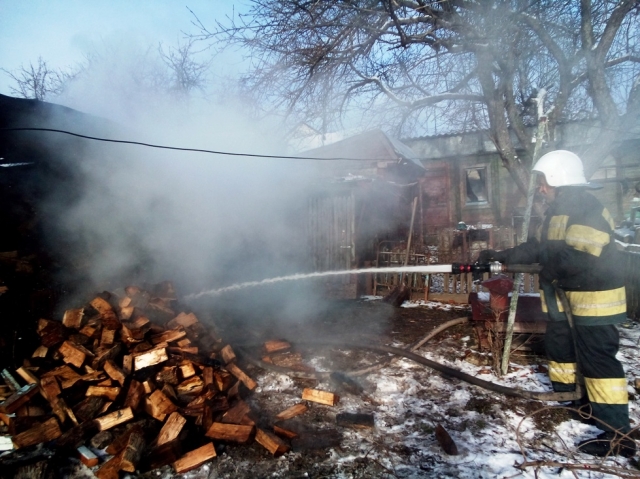 Вогнеборці загасили пожежу дров у господарчій споруді в місті Знам’янка 