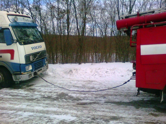 Олександрівський район: рятувальники надали допомогу по вилученню вантажівки з кювету