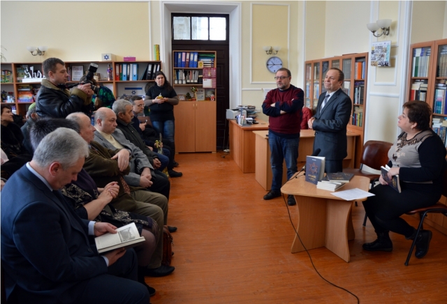 У Кропивницькому презентували книгу Василя Даценка "За те, що євреї…"