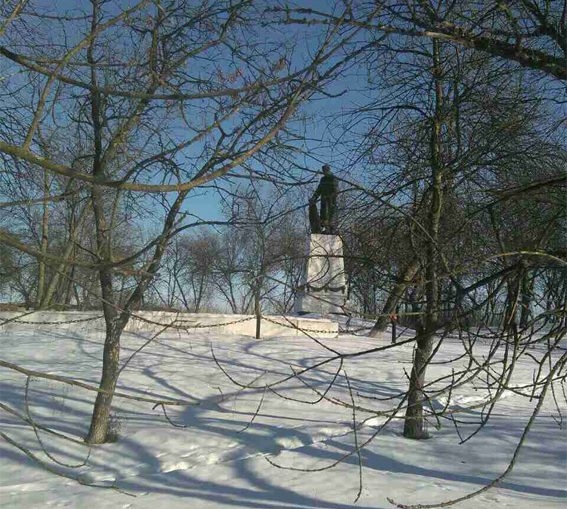 На Новгородківщині молодики вкрали огорожу з братської могили
