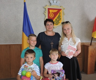 Діти з родин учасників АТО, батьки яких загинули захищаючи незалежність і цілісність України, отримали подарунки від міської влади
