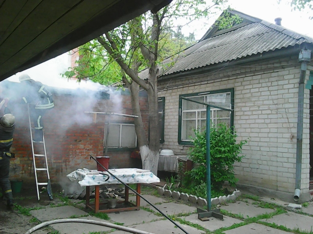 Олександрівські вогнеборці загасили пожежу в житловому будинку