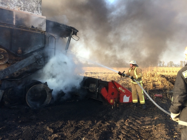 Новгородківський район: вогнеборці приборкали пожежу комбайна