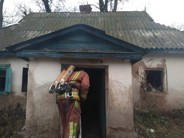 Світловодський район: під час гасіння пожежі у житловому будинку рятувальники виявили тіла двох загиблих