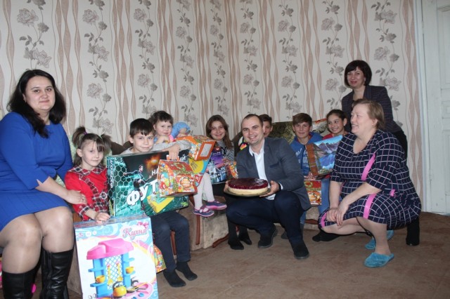Керівники Знам'янського району привітали дітей з Днем Святого Миколая Чудотворця