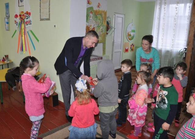 Керівники Знам'янського району привітали дітей з Днем Святого Миколая Чудотворця