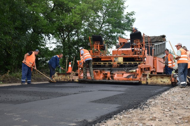 У дев'яти районах Кіровоградщини приступили до ремонту місцевих доріг
