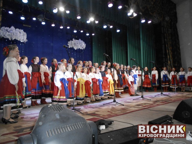 В Олександрівці вітали жінок концертом