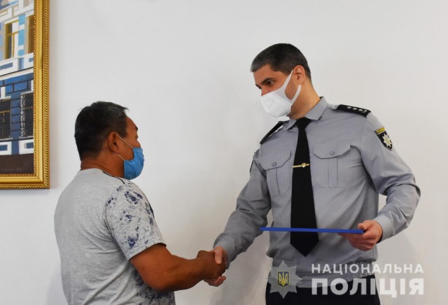 Поліцейські відзначили жителя Кіровоградщини за допомогу у розкритті злочину та порятунок життя людини