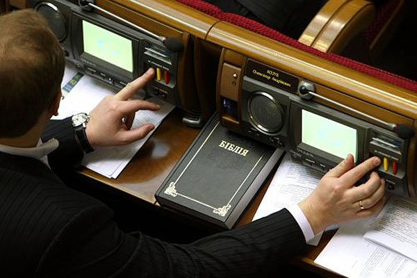 Політичні санкції: українських "кнопкодавів" битимуть законом