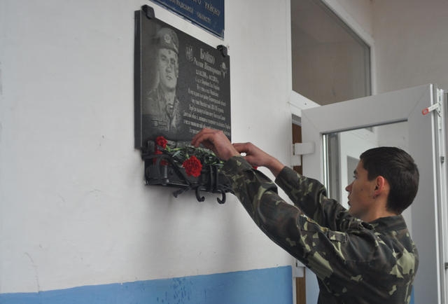 Загиблому герою з Михайлівки відкрили меморіальну дошку