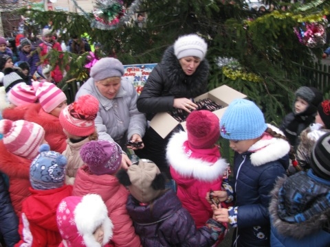 У Новгородці урочисто відкрили новорічну ялинку