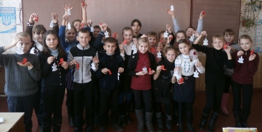 У Новгородці школярі навчалися виготовляти новорічно-різдвяні сувеніри «Новорічна фантазія»