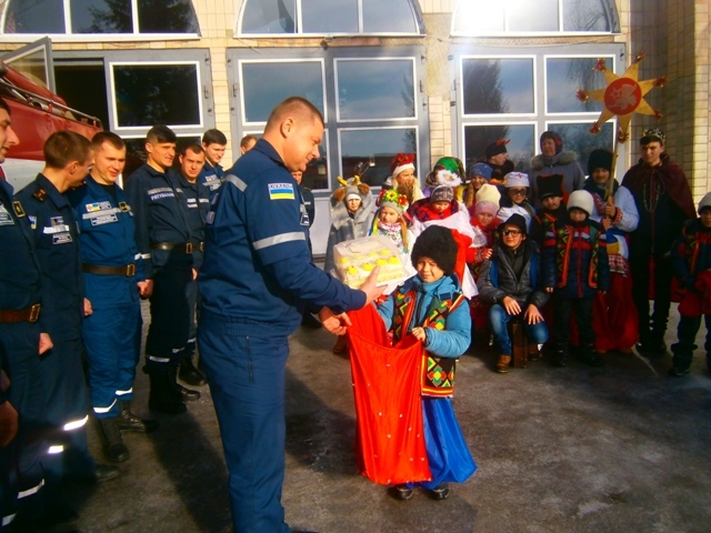 Рятувальників зі святами привітали учні міського центру дитячої та юнацької творчості