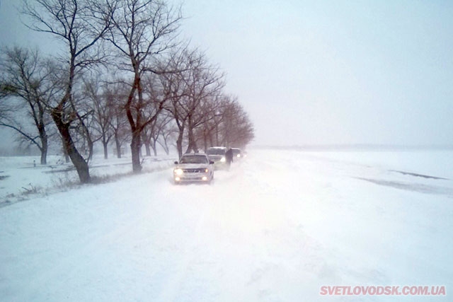 ФОТОФАКТ: Снігова "блокада" греблі Кременчуцької ГЕС 