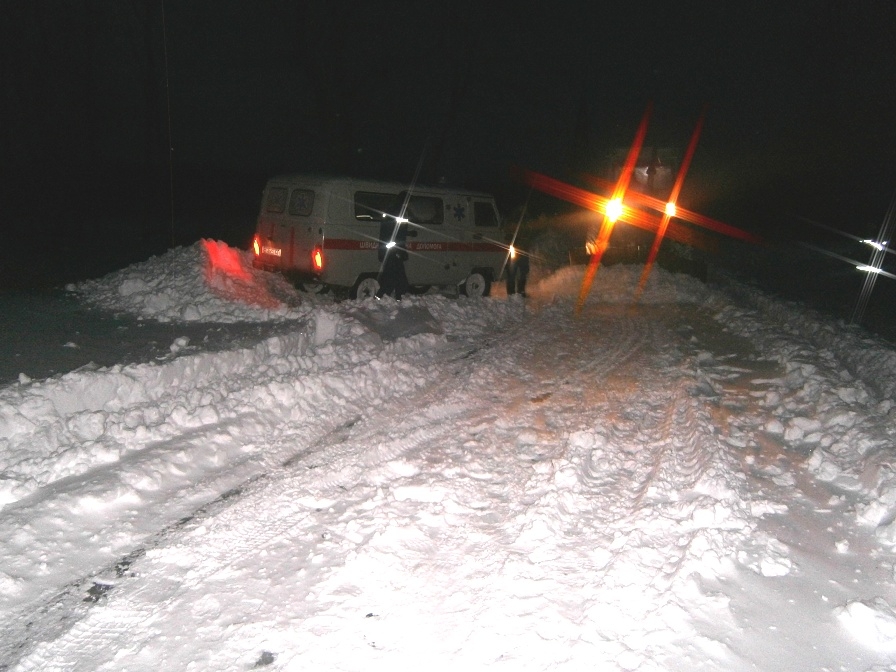 Знам’янка: рятувальники вилучили із снігового замету карету швидкої, яка поспішала до породіллі