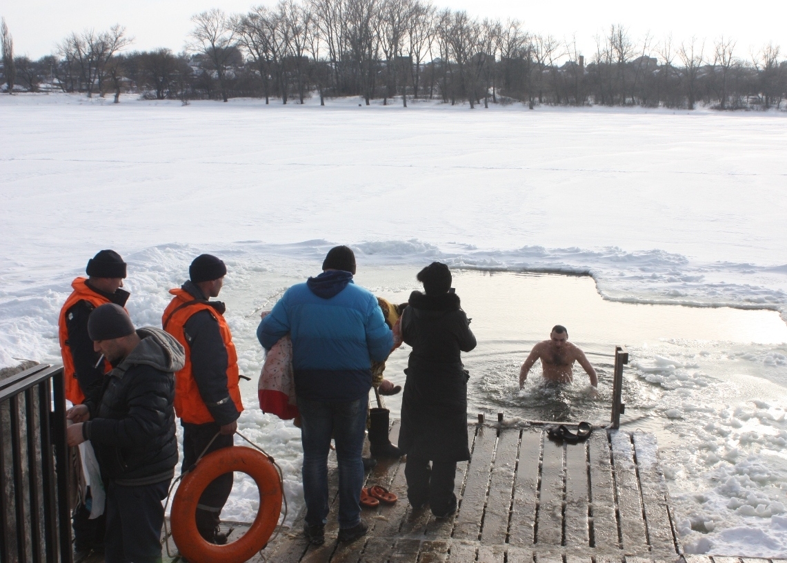 Щоб свято Водохреще пройшло без надзвичайних подій, біля водойм чергували рятувальники