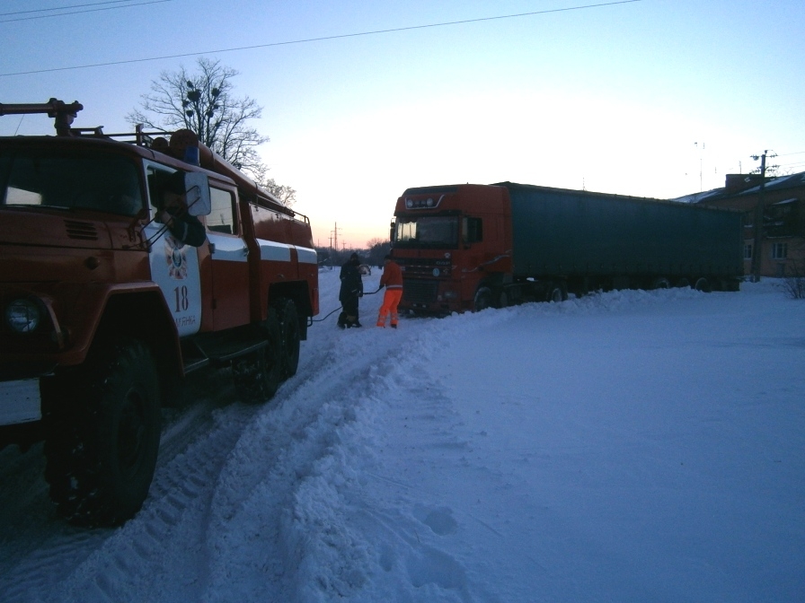 Знам’янський район: рятувальники вивільнили вантажівку зі снігової пастки