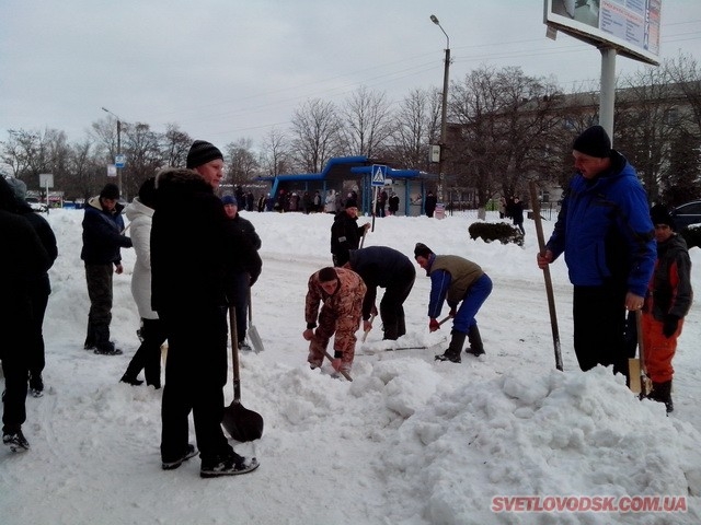 Велике прибирання снігу у Світловодську — депутати міської ради, рибалки і рибінспектори з лопатами 