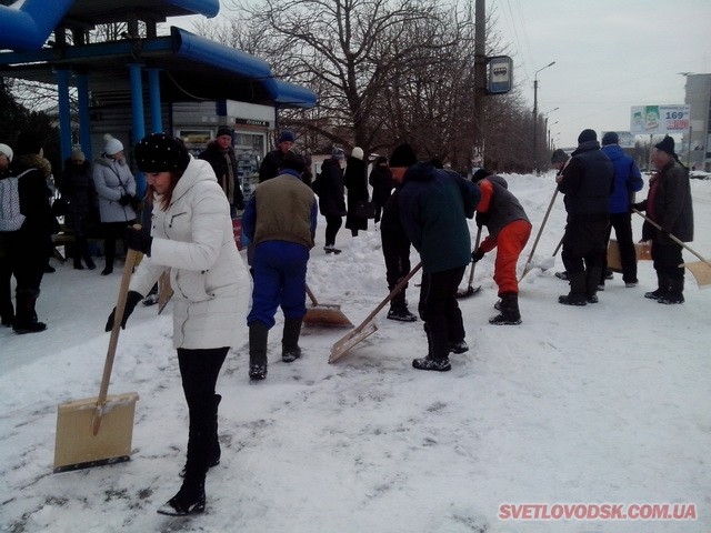 Велике прибирання снігу у Світловодську — депутати міської ради, рибалки і рибінспектори з лопатами 
