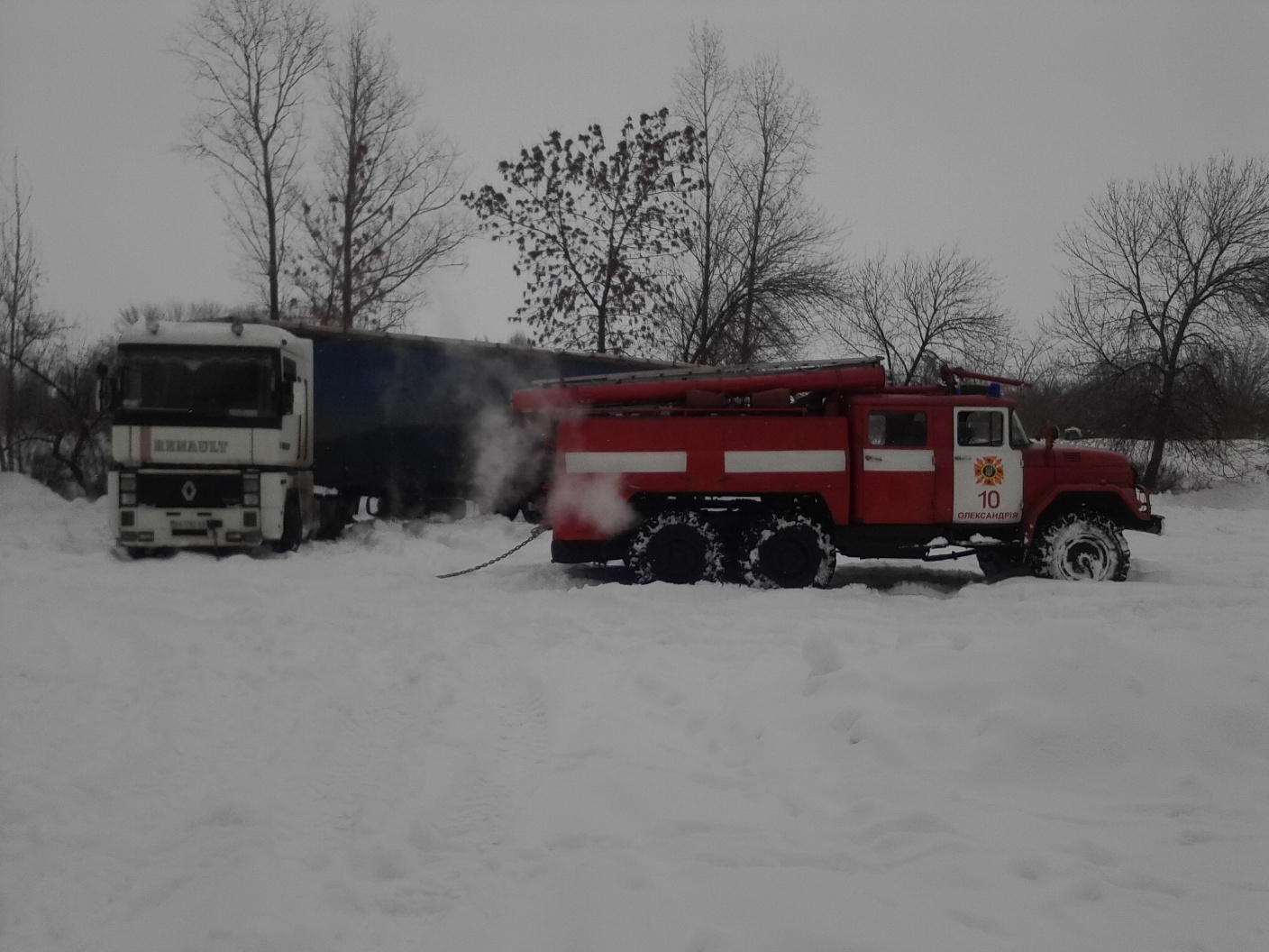 Наслідки негоди в Кіровоградській області й досі змушують водіїв звертатись до рятувальників