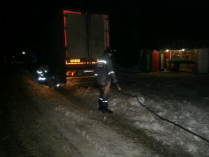 Рятувальники продовжують ліквідовувати наслідки негоди та вилучати транспорт зі снігових заметів