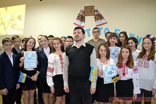 Леся Українка і Павло Тичина в конкурсі читців, що відбувся в районному будинку культури 