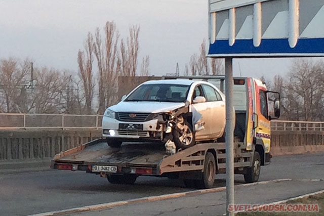 Geely Emgrand та Toyota Prado зіткнулися на мостовому переході Кременчуцької ГЕС у Світловодську