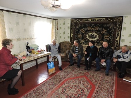 Посадовці відвідали тяжкохворих ліквідаторів наслідків аварії на Чорнобильській АЕС