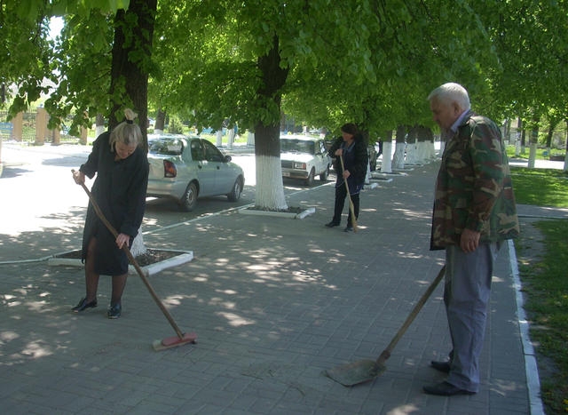 Традиційне прибирання в Олександрівці напередодні Великодня