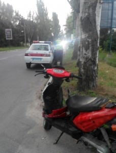 На Кіровоградщині поліцейські зупинили мопед, водій якого перевозив наркотики