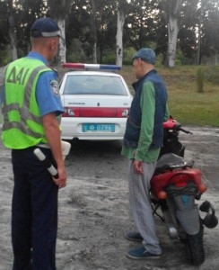 На Кіровоградщині поліцейські зупинили мопед, водій якого перевозив наркотики