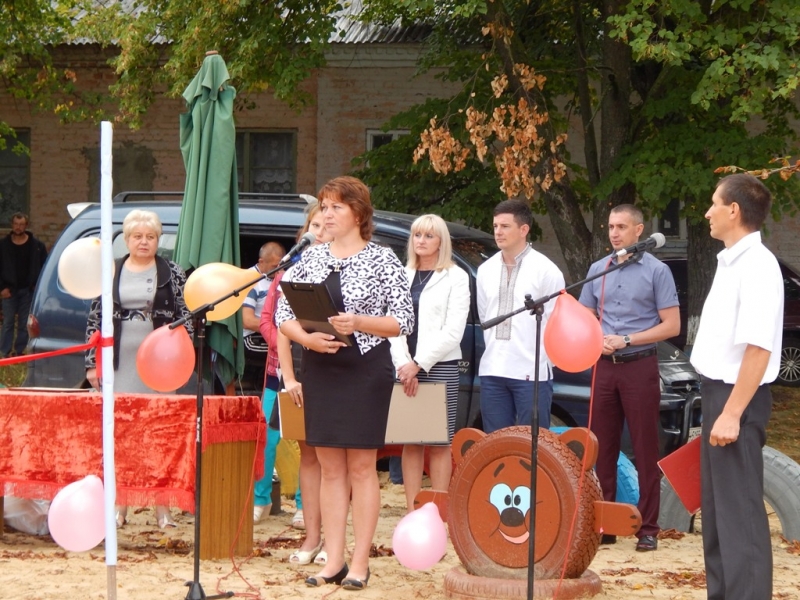 До 25-ї річниці незалежності України у селі Макариха відкрився дитячий ігровий майданчик