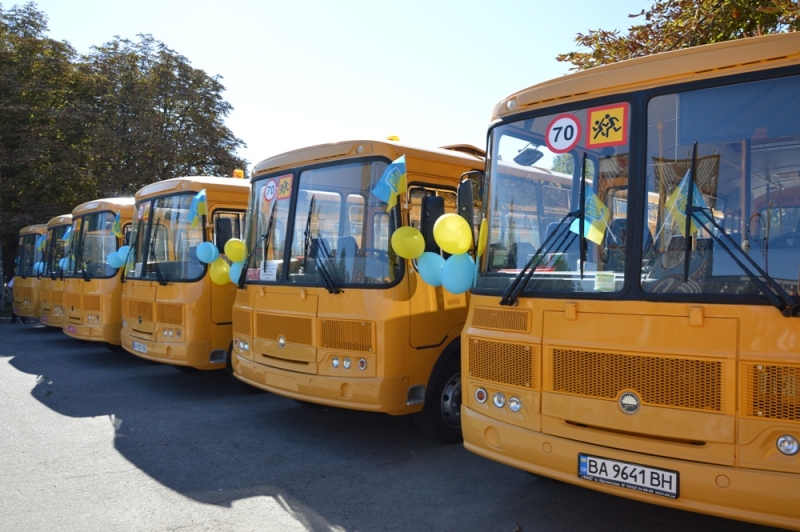 Очільник області вручив керівникам навчальних закладів ключі від нових шкільних автобусів