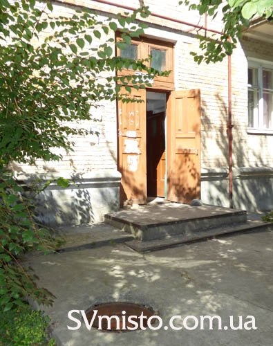У ніч з п’ятниці на суботу у дворі по Приморській викрадено 10 люків