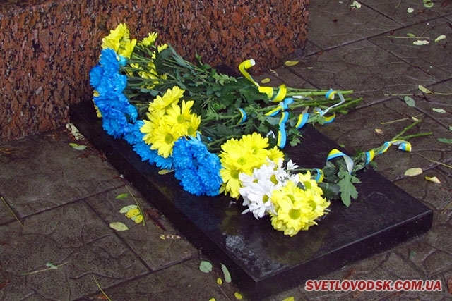 Квіти до пам’ятника запорозьким козакам — від міської влади