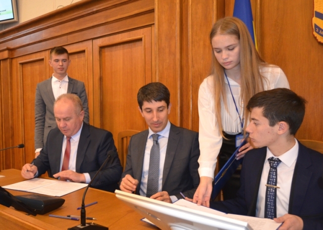 Підписана угода про співпрацю між представниками влади та лідерами учнівського самоврядування 