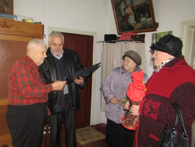 В Олександрівському районі привітали з ювілеєм ветерана